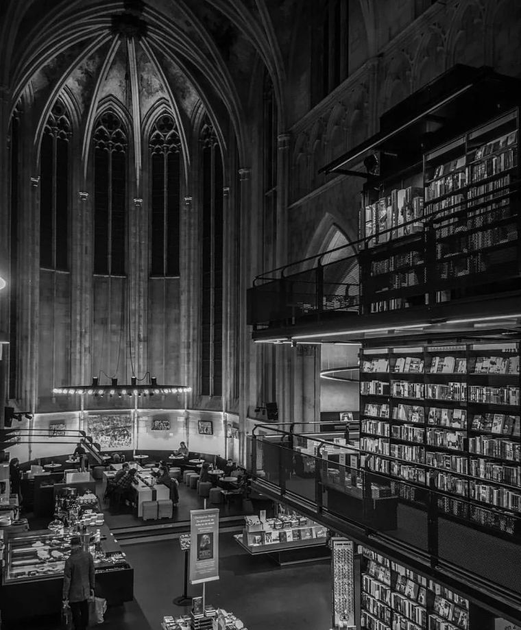 书店书架模型资料下载-700多年历史的教堂，如今变身全球最美书店，这或许最接近天堂