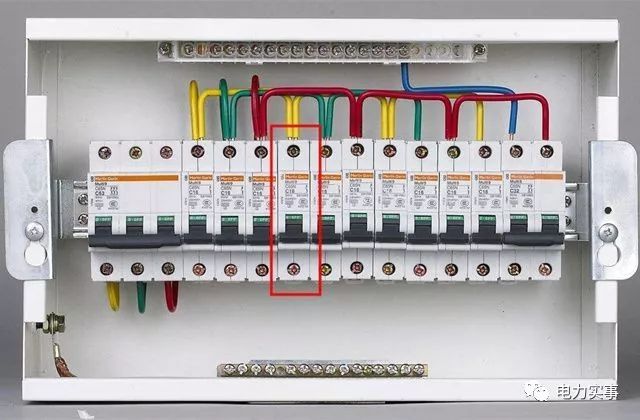 总电箱跳闸问题求助资料下载-电闸开关选不对？家里不仅总跳闸，也离火灾不远了！
