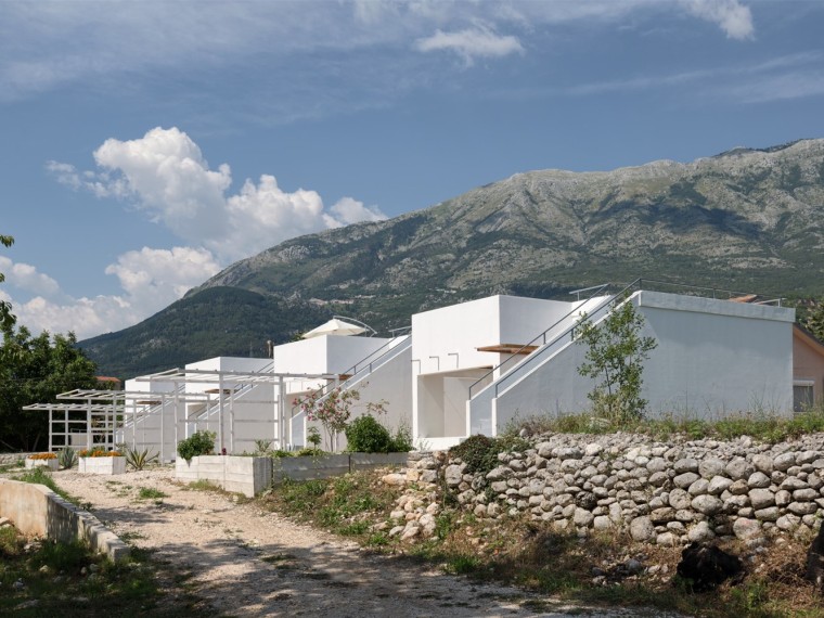 郊区的零耗能度假小屋资料下载-黑山避暑小屋