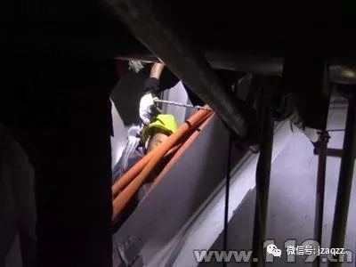 建筑施工安全防护网资料下载-预留洞口安全防护不容忽视，扬州一工人不慎从预留通风管滑落