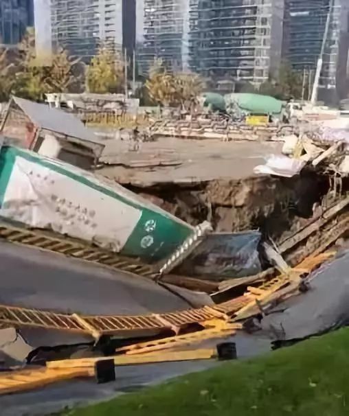 大面积大方量土方回填资料下载-突发！在建工地发生大面积地面塌陷，事故预防及应急措施有哪些？