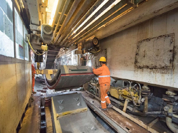 底板施工安全技术交底资料下载-地铁施工的地质灾害危险性与安全管理对策