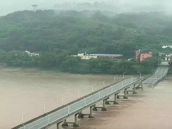景区标示模型资料下载-彭山岷江大桥突发垮塌事故，因监测上报及时，未发生人员伤亡。