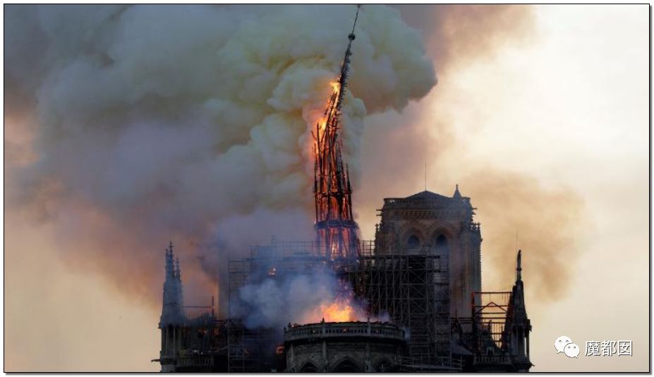 800年巴黎圣母院猛烈着火!塔楼撕裂轰然倒塌!