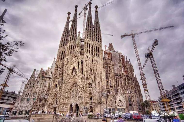 西班牙高迪资料下载-听说有人设计建造一个建筑花了43年还没建完？！