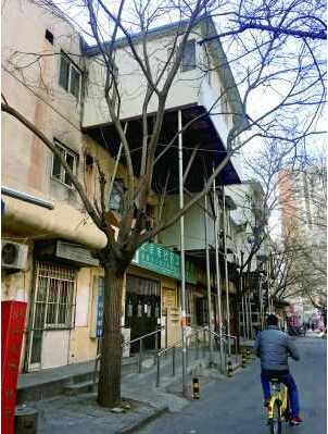 铁栅栏门su资料下载-北京街头现“悬空房”，由几根钢管支起居民担忧