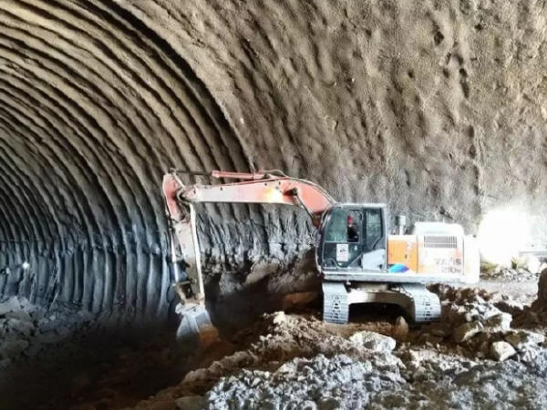 隧道断面数据处理资料下载-滨莱高速改扩建项目八车道隧道群提前3个月贯通