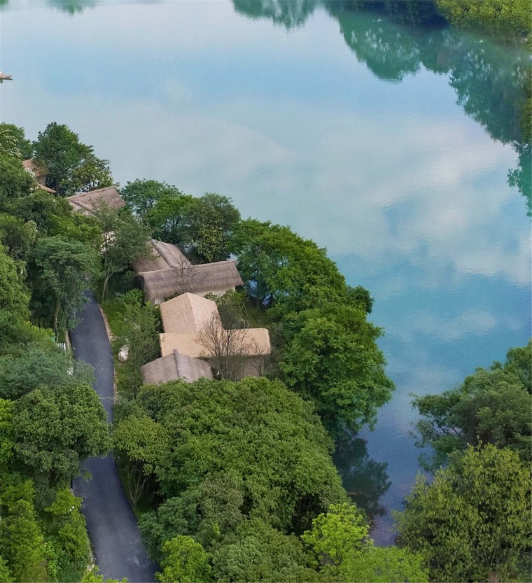 杭州富春开元芳草地乡村酒店 / 中国美术学院风景建筑设计研究总-15_茅草屋鸟瞰.jpg