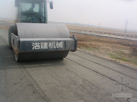 路面基层计量资料下载-永宁高速路面工程3%水泥稳定碎石底基层施工技术交底