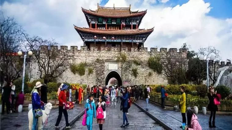 白族建筑图资料下载-住最孤独的酒店，追逐日出日落