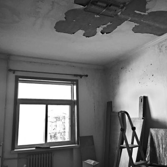 屋顶防水改造cad资料下载-北京：老楼加固改造引发屋顶漏水，居民家中损失严重