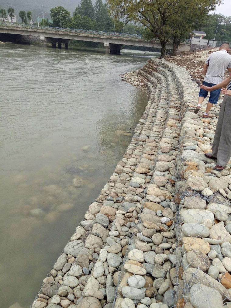 人工湖堤岸护坡资料下载-护坡护脚雷诺护垫的常用规格以及规格参数