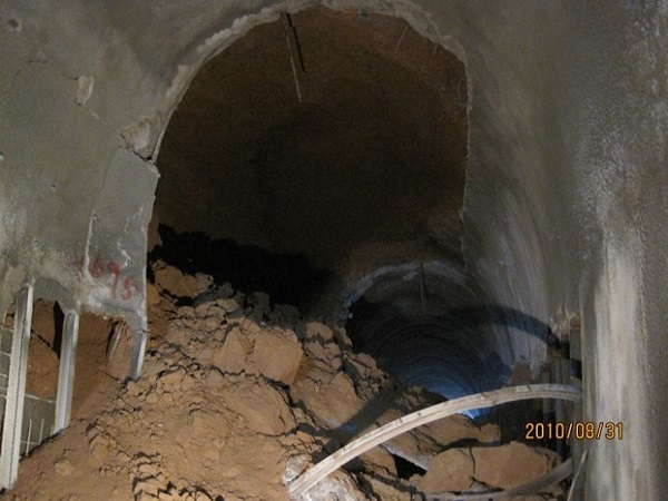 隧道瓦斯爆炸事故原因资料下载-隧道塌方的原因分析、注意事项及处理措施（共67页）