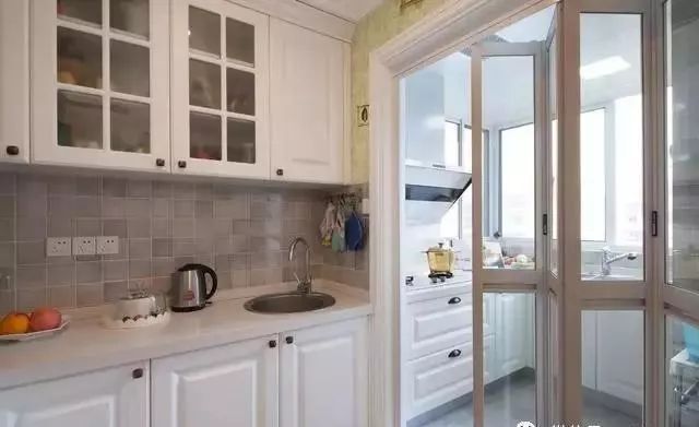 白色卧室门资料下载-厨房用什么门？都是有讲究的