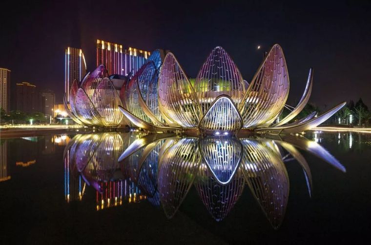 建筑的功能性资料下载-“花”式建筑：春日里永不凋零的花朵