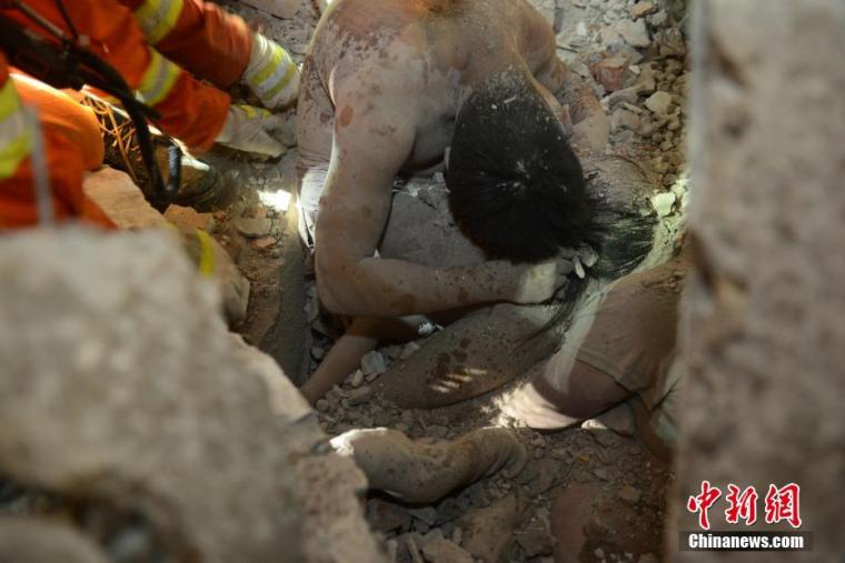 温州消防安全资料下载-温州楼塌瞬间，父母用身躯护住女儿