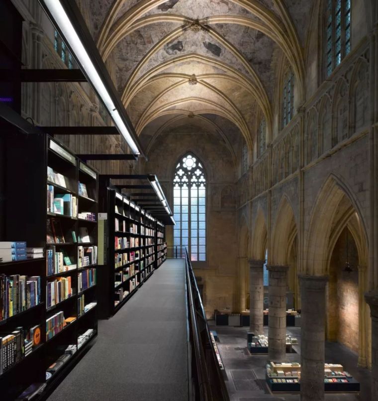 700多年历史的教堂，如今变身全球最美书店，这或许最接近天堂_15