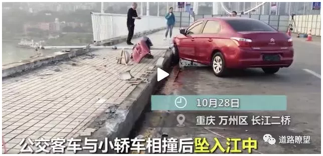 桥梁道路护栏资料下载-公交坠桥怪栏杆?看桥梁专家怎么说!