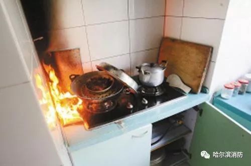 厨房排烟管道图集资料下载-春节防火：厨房起火时赶紧关闭排烟装置