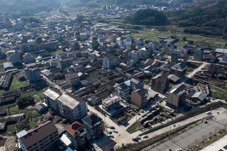 二层欧式自建房资料下载-长田云居 / UM