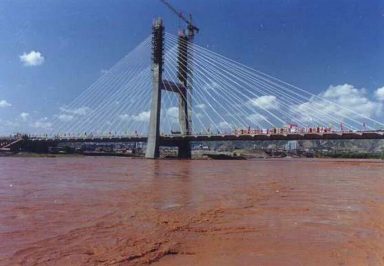 水中斜拉桥环保方案资料下载-黄河大桥大型独塔双面扇形斜拉桥桩基的施工方案