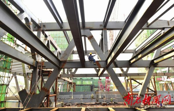 钢结构入口施工资料下载-南充市博物馆巨型钢结构顶施工近半