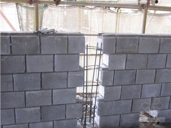 新型混凝土横孔连锁空心砌块干砌承重墙体施工工法（国家级工法）-砌筑墙体 