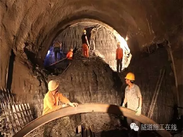 地质事故资料下载-隧道冒顶事故原因及措施