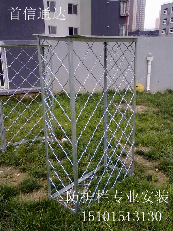 护窗栏杆图片资料下载-昌平沙河专业防护栏护网防盗窗不锈钢防盗网