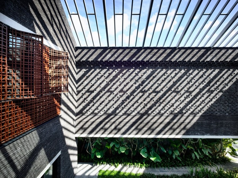 新加坡砖结构的典型坡屋顶住宅-1528562014904931