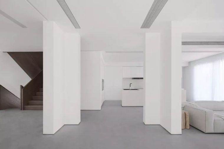 西班牙空间多变的住宅资料下载-白与静中的空间张力 | 织壳住宅