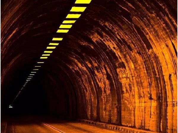 隧道工程措施费资料下载-轮廓反光设施中高速公路隧道工程应用