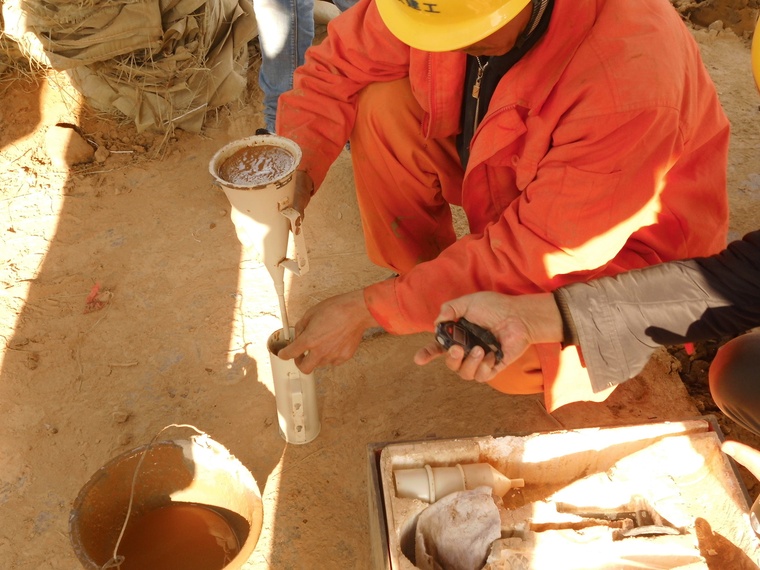 地下连续墙施工照片-测试泥浆黏度.JPG