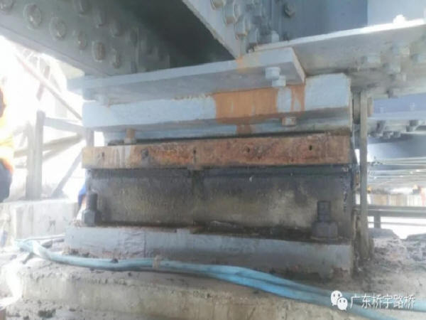 铁路桥梁锚栓孔预留资料下载-桥梁支座在冬季施工的时候，要注意这些了！