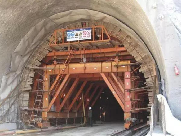 隧道监控预留预埋资料下载-隧道衬砌施工通病原因分析及防治措施