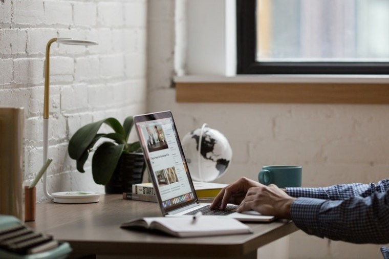 谈谈造价成果文件的误差率----我是造价人-business-man-using-his-laptop-at-home.jpg