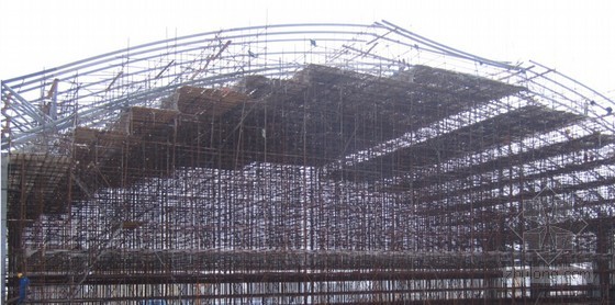 屋面管桁架吊装资料下载-客运站工程大跨度拱形管桁架步进式顶推滑移施工技术