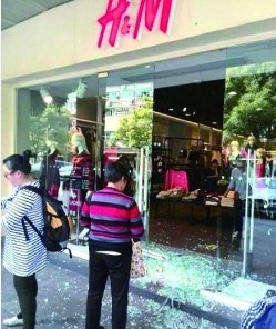 钢化玻璃自爆原因资料下载-商场玻璃门自爆 安全问题令人担心