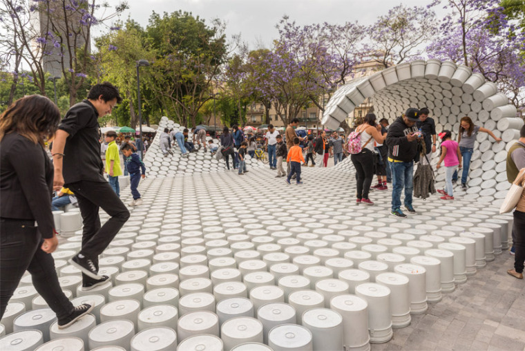 室外公共空间休息装置设计资料下载-墨西哥海浪形状的可活动装置