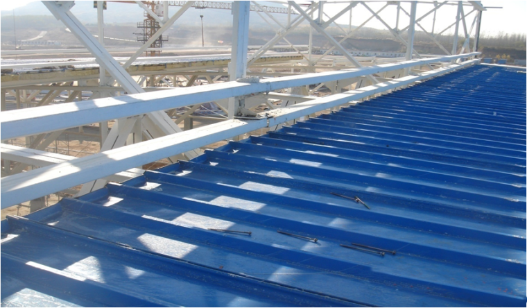 QC成果提高钢结构厂房围护结构的防渗漏性能-屋脊盖板节点图