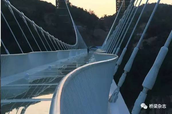 人行索桥资料下载-组合功能异形玻璃桥面悬索桥建设新思路