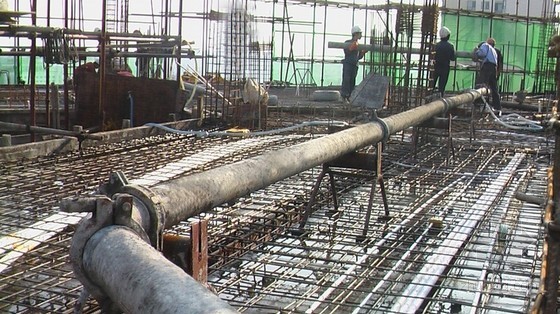 泵送混凝土水平输送管减摩减振施工工法-输送管支承在减摩减振支架（间距≤3m） 