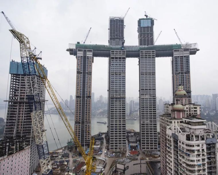 来福士施工方案资料下载-重庆来福士广场顺利盖顶，“水晶连廊”成世上最高天桥