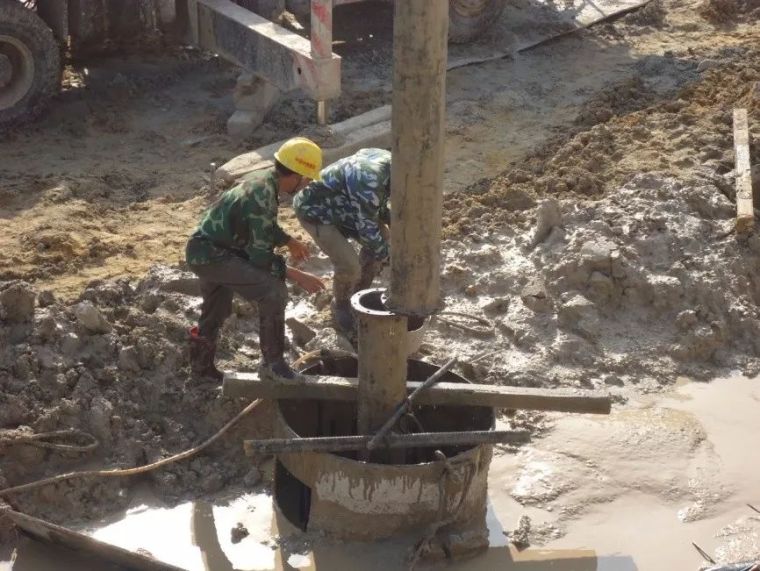 混凝土浇筑时的接浆资料下载-[图文]钻孔灌注桩施工工艺，从施工准备到水下混凝土浇筑！