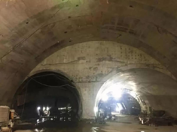 高速公路赶工资料下载-莲塘隧道分岔部最大断面二衬顺利施工完成
