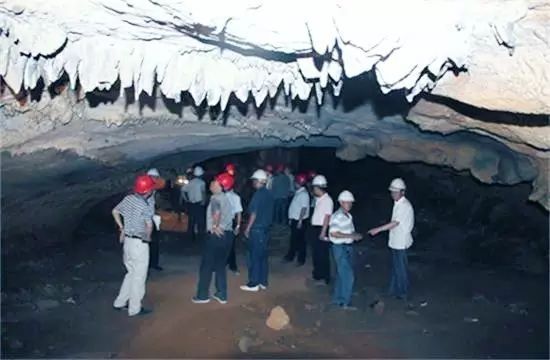 溶洞注浆处理技术资料下载-隧道大型溶洞处理技术（上）