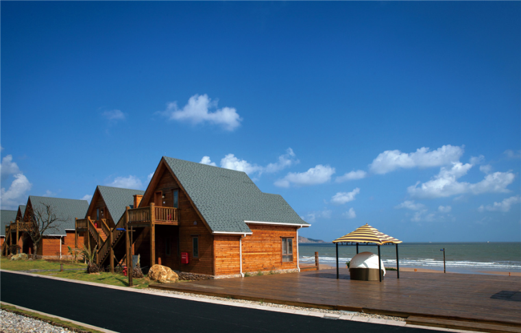 火烈鸟俱乐部酒店资料下载-浙江嵊泗岛上有一排漂亮的木结构会所酒店建筑群