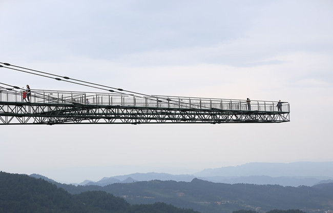 挑玻璃廊桥资料下载-重庆80米玻璃悬廊对外开放，正在申请世界纪录