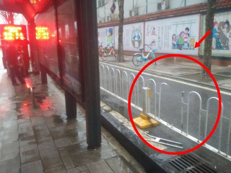 高速路护栏su模型资料下载-“夺命”护栏又闯祸，最危险设计就在你身边