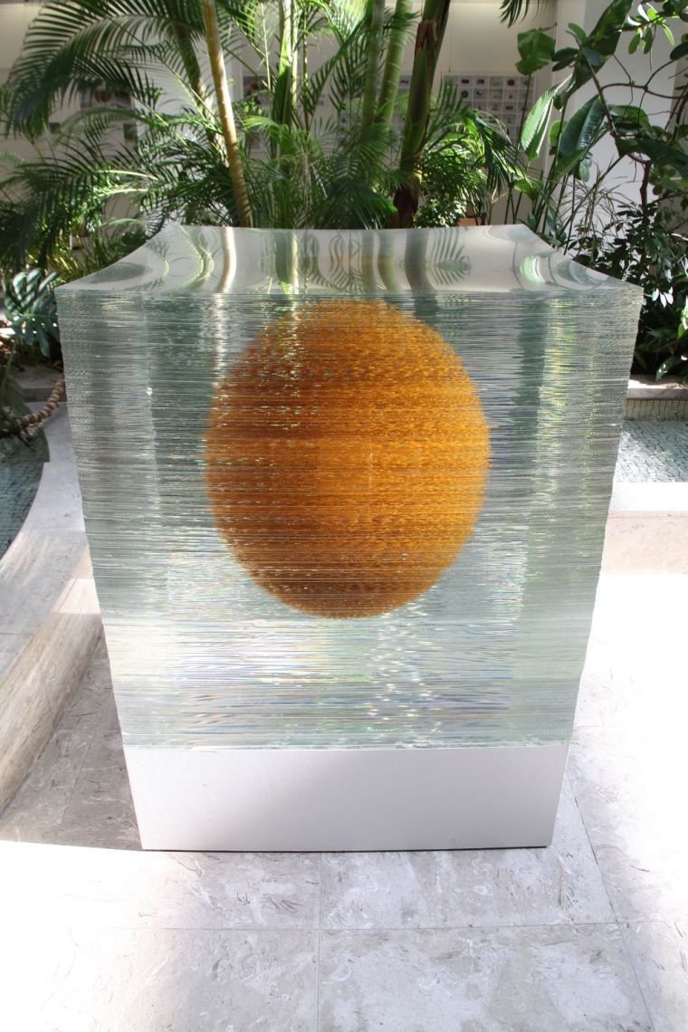 Tokyo庭院的立方体雕塑装置-043914hxkzwk9m0x5uc00s